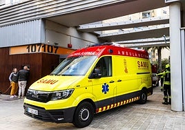 Una ambulancia tras intentar reanimar sin éxito al joven que se precipitó desde un decimocuarto piso en Campanar.