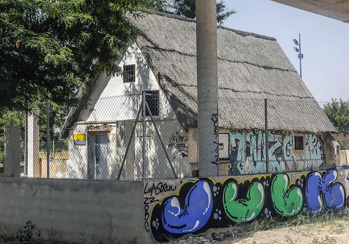 Imagen principal - Ejemplos de la degradación de las barracas en las últimas décadas.