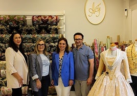 Amparo Morales Fabra y parte de su equipo de trabajo.