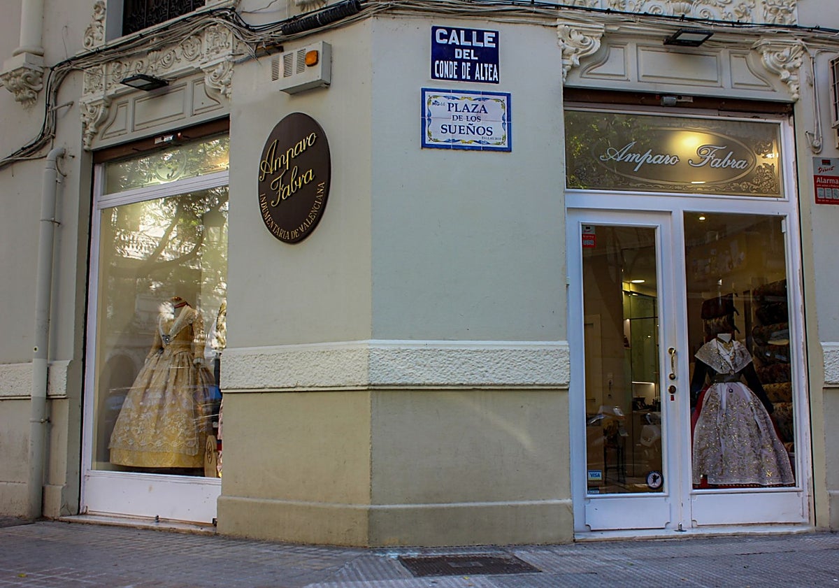 Imagen principal - Amparo Morales Fabra, en su tienda del Ensanche.