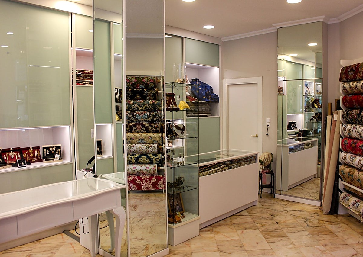 Imagen secundaria 1 - Amparo Morales Fabra, en su tienda del Ensanche.