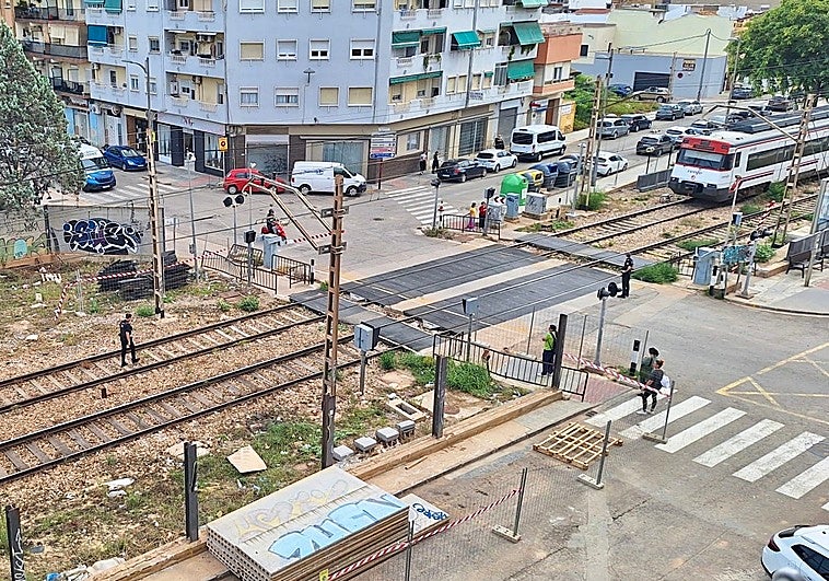 Paso a nivel de Alfafar sin una barrera bajada.