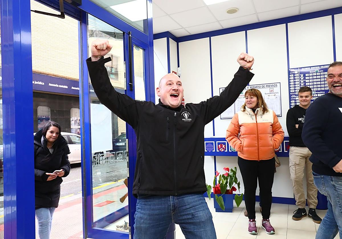 Varios ganadores celebran un premio en una administración de lotería. Imagen de archivo.