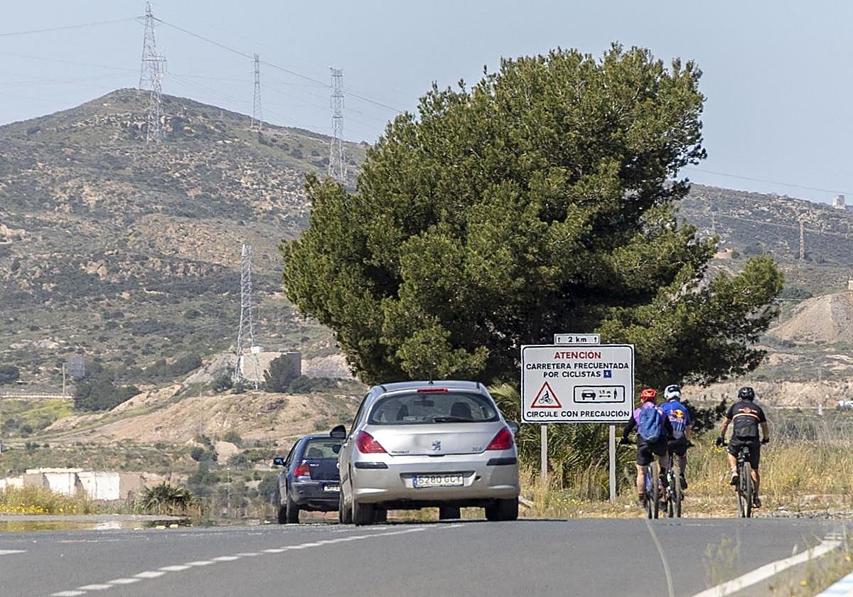Un grupo de ciclistas transita por el arcén de la carretera.