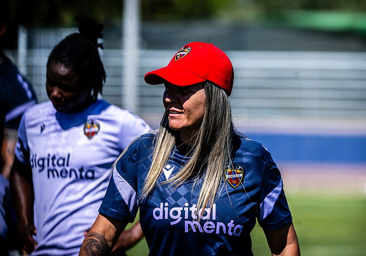 Emily Lima, durante un entrenamiento con el Levante.