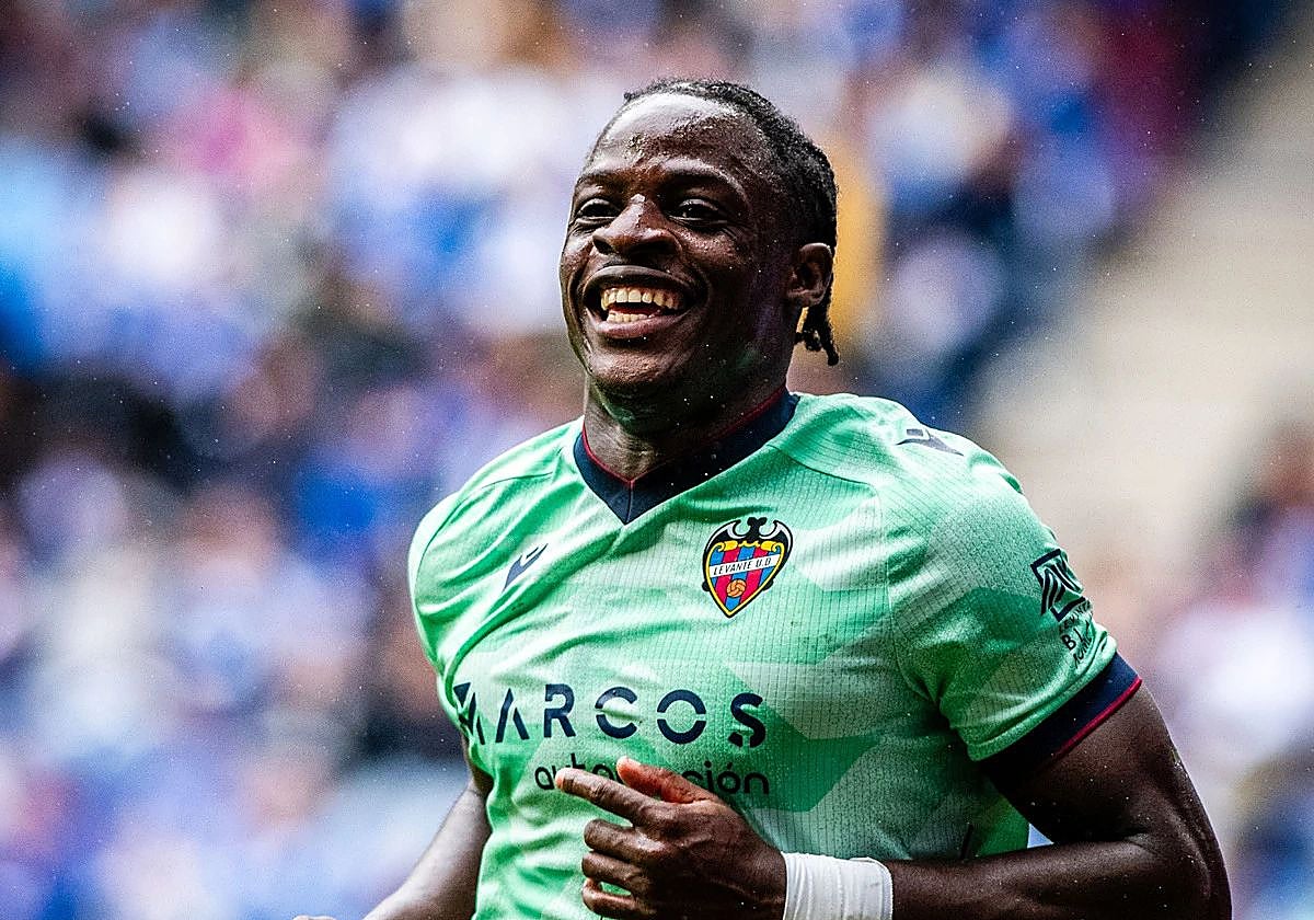 Etta Eyong sonríe con la camiseta del Levante.