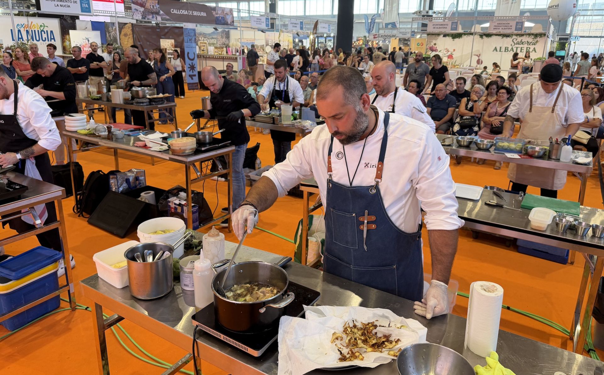 Imagen secundaria 2 - El jurado, el plato ganador y los chef cocinando durante el concurso. 