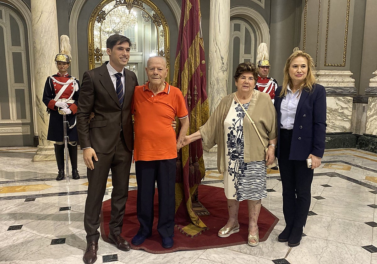 Imagen principal - Borja Sanjuan, junto a sus abuelos y su madre.