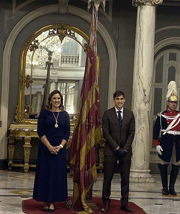 Imagen secundaria 2 - La alcladesa de Valencia, María José Catalá, el portavoz y concejal Borja Sanjuan, y concejales del Ayuntamiento.