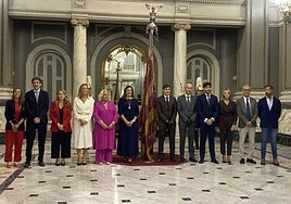 El portavoz de la Senyera, el concejal Borja Sanjuan, junto a la alcaldesa de Valencia, María José Catalá, y el gobierno municipal.