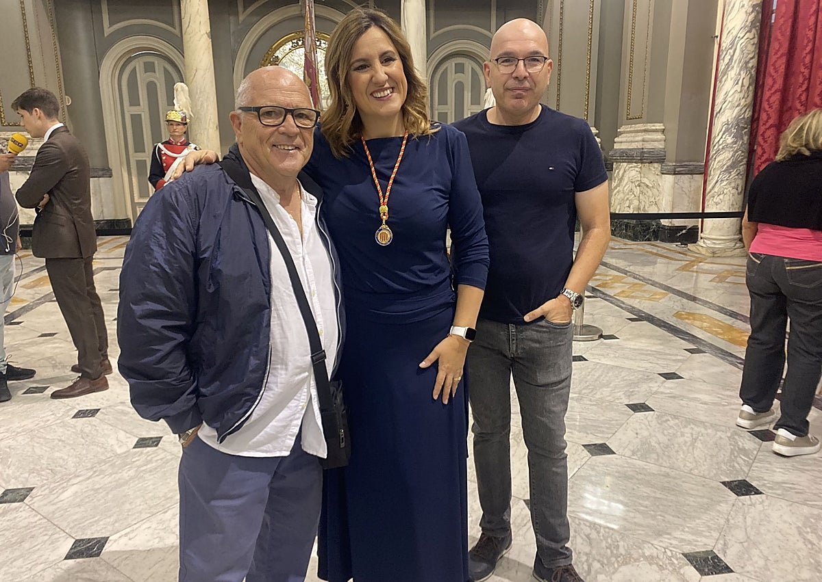 Imagen secundaria 1 - Brigitte y Muchael, turistas alemanes; Pedro Rubio (d) junto a Catalá y Germán y Paqui.