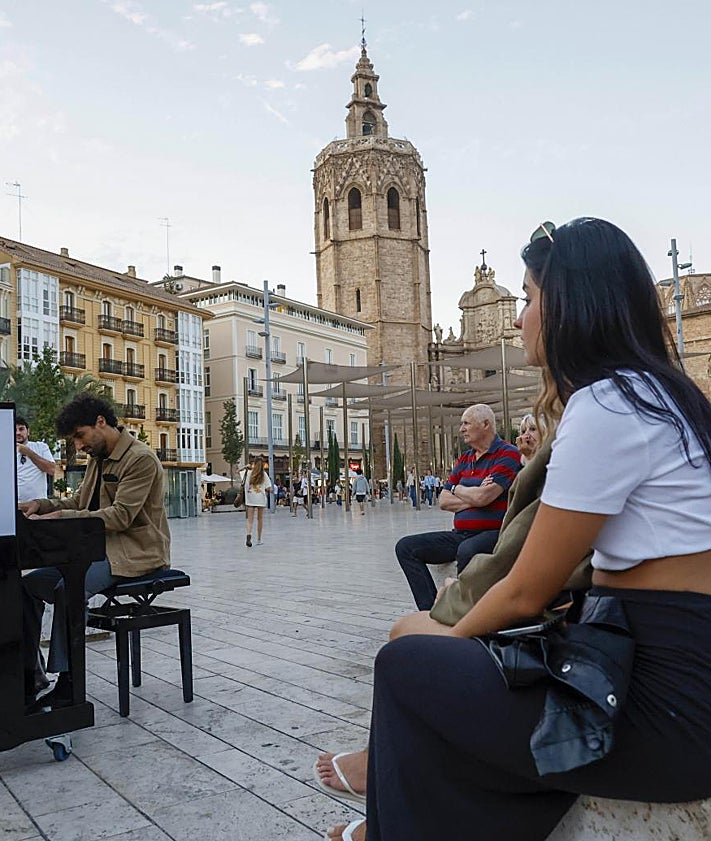 Imagen secundaria 2 - El pianista itinerante que toca al cielo de Valencia