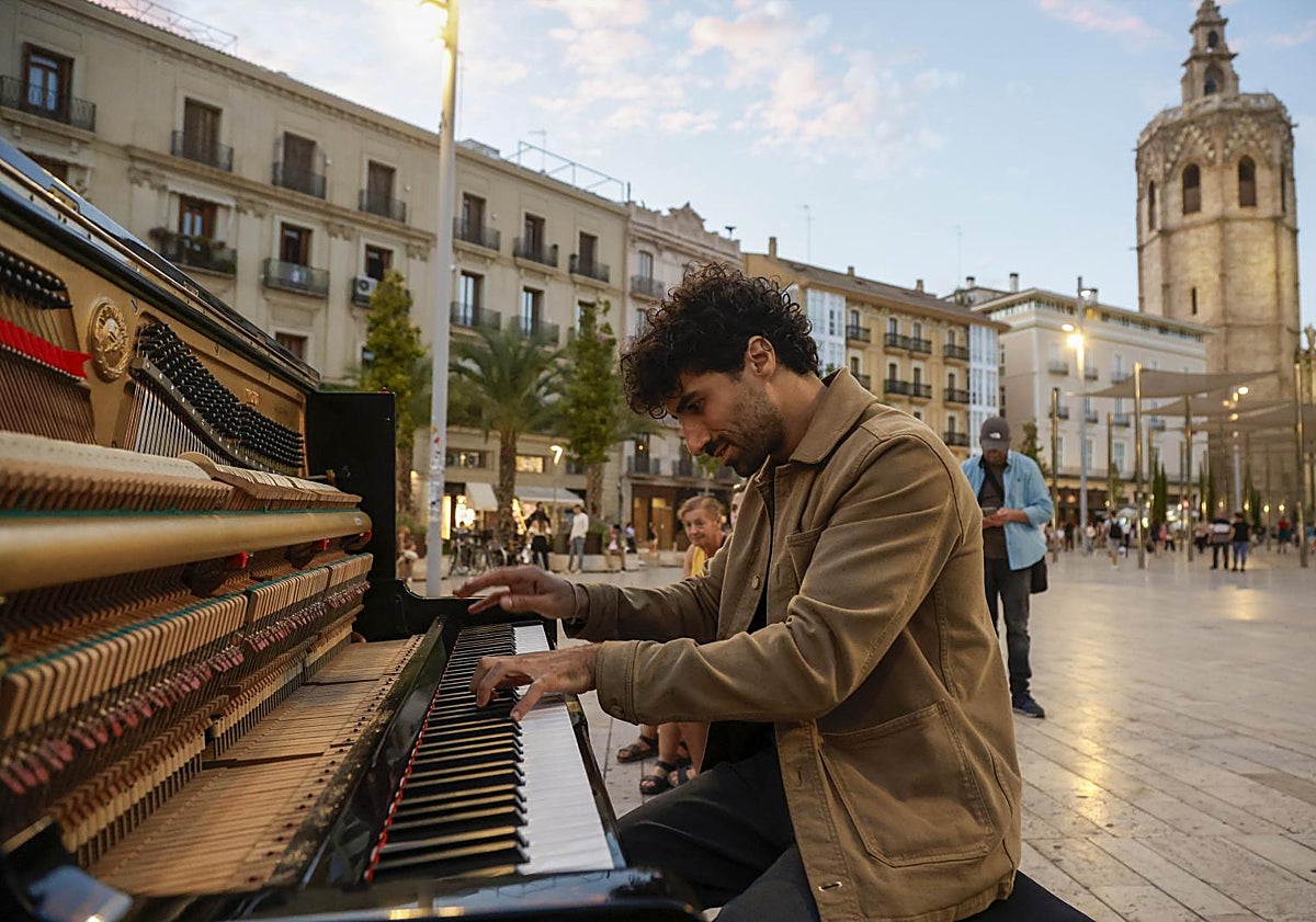 Imagen principal - El pianista itinerante que toca al cielo de Valencia