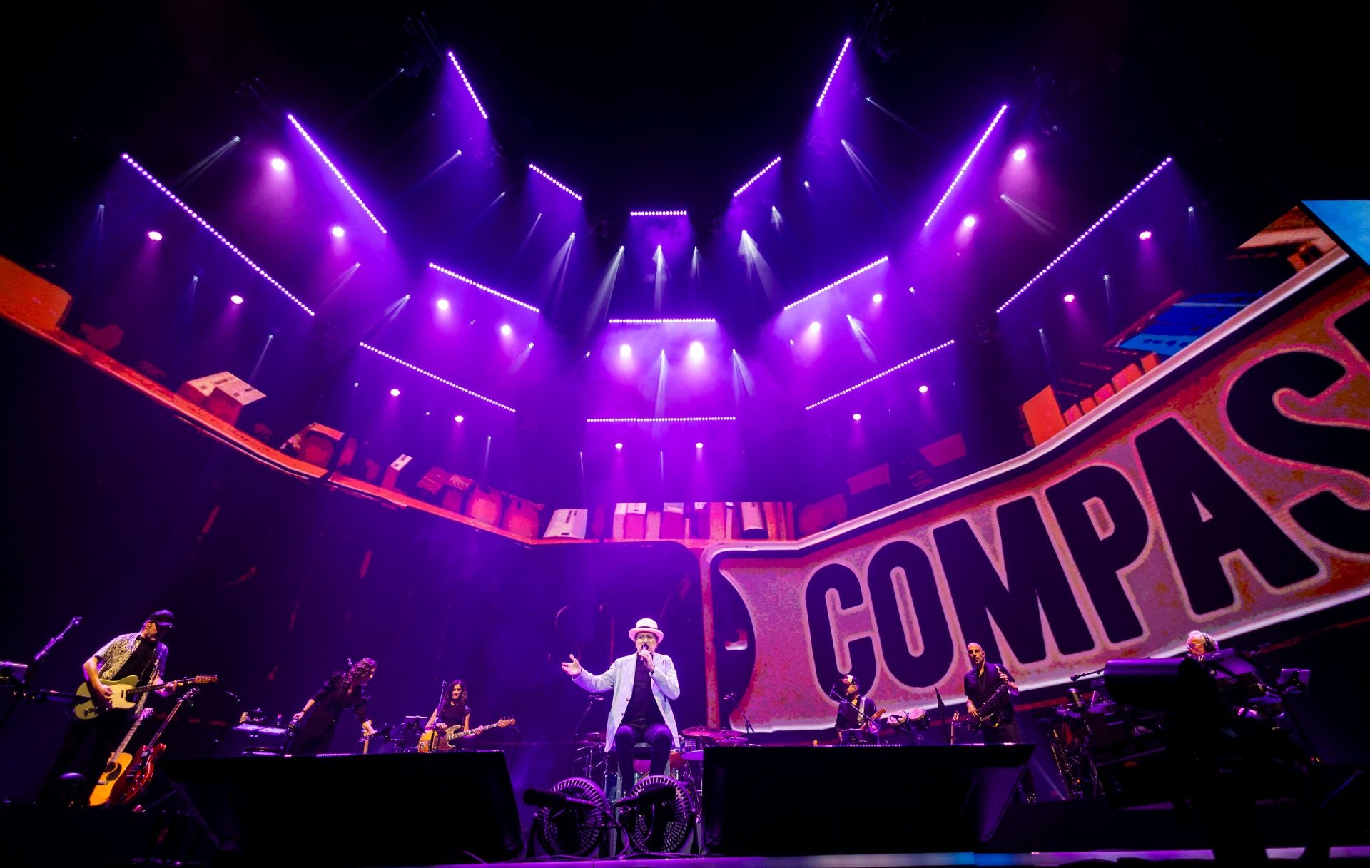 Sabina se despide de Valencia con el primero de tres conciertos de su gira final