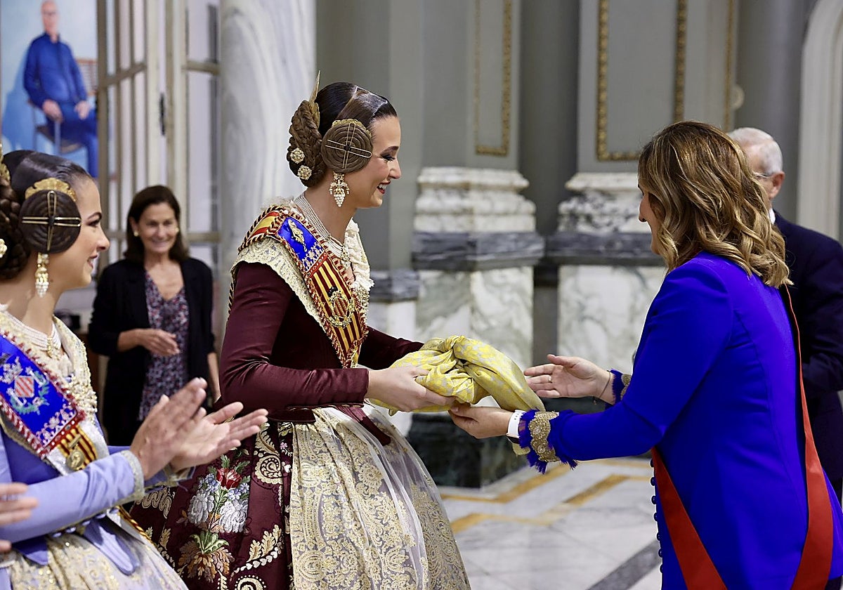 La alcaldesa de Valencia, María José Catalá, entrega la mocadorà a Berta Peiró (FMV 2025) y a sus compañeras de la corte.