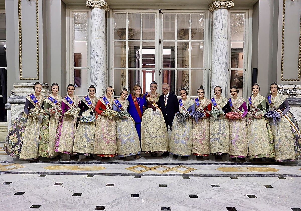 Imagen principal - Berta Peiró y su corte, con la alcaldesa de Valencia, María Jopsé Catalá, y el edil de Fallas, Santiago Ballester y en el balcón.