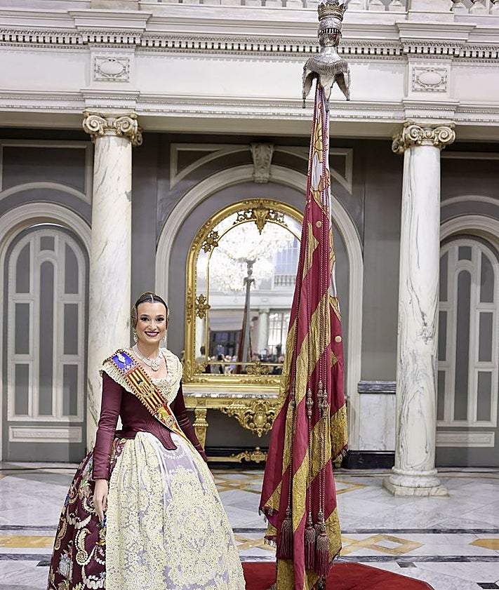 Imagen secundaria 2 - Berta Peiró, su corte y familiares; Catalá y la concejala de Fiestas, Mónica Gil, con la honorable clavariesa vicentina de 2025, María José Llorens, y la fallera mayor de Valencia 2025 junto a la Senyera.