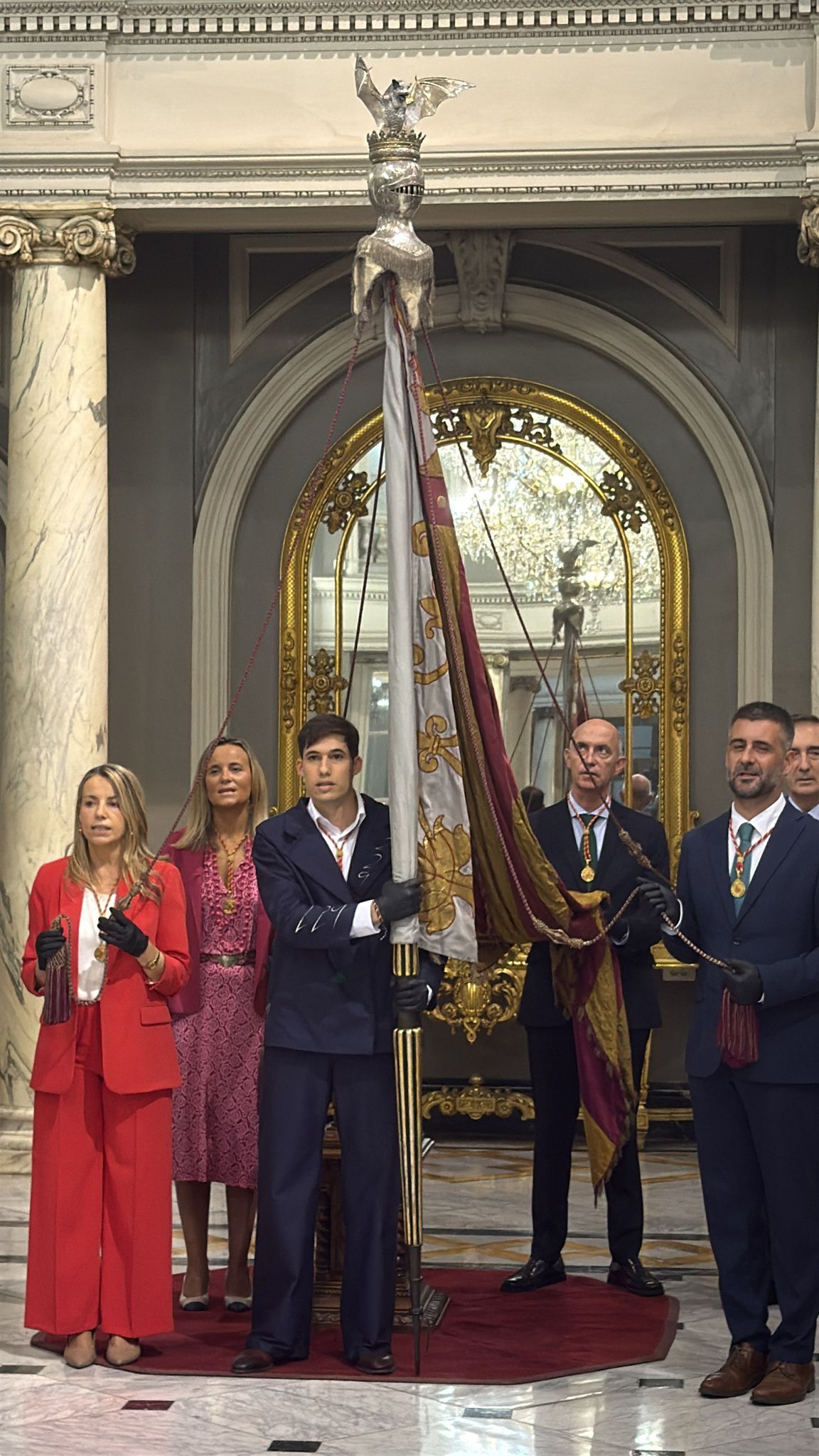 Fotos del pequeño acto en el Salón de Cristal para rendir homenaje a la Reial Senyera
