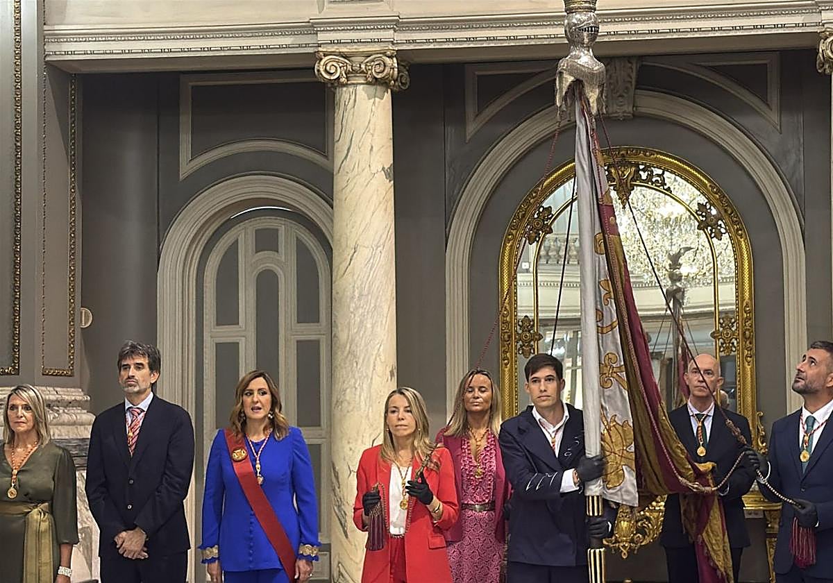 Fotos del pequeño acto en el Salón de Cristal para rendir homenaje a la Reial Senyera