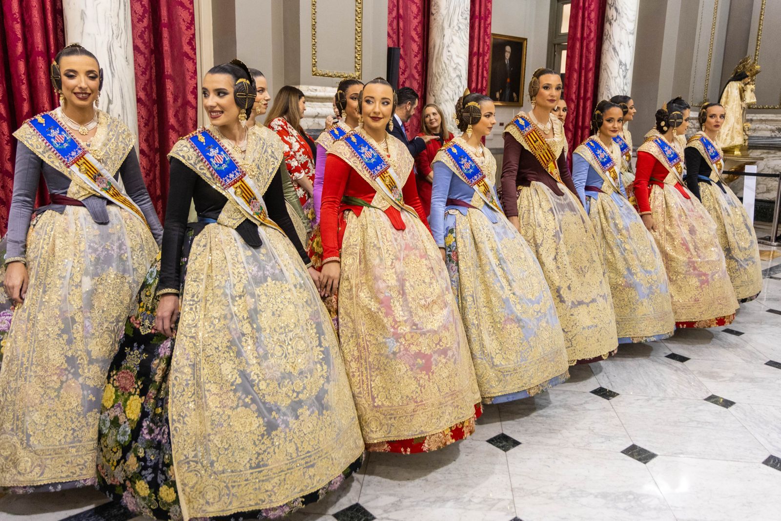 Fotos del pequeño acto en el Salón de Cristal para rendir homenaje a la Reial Senyera