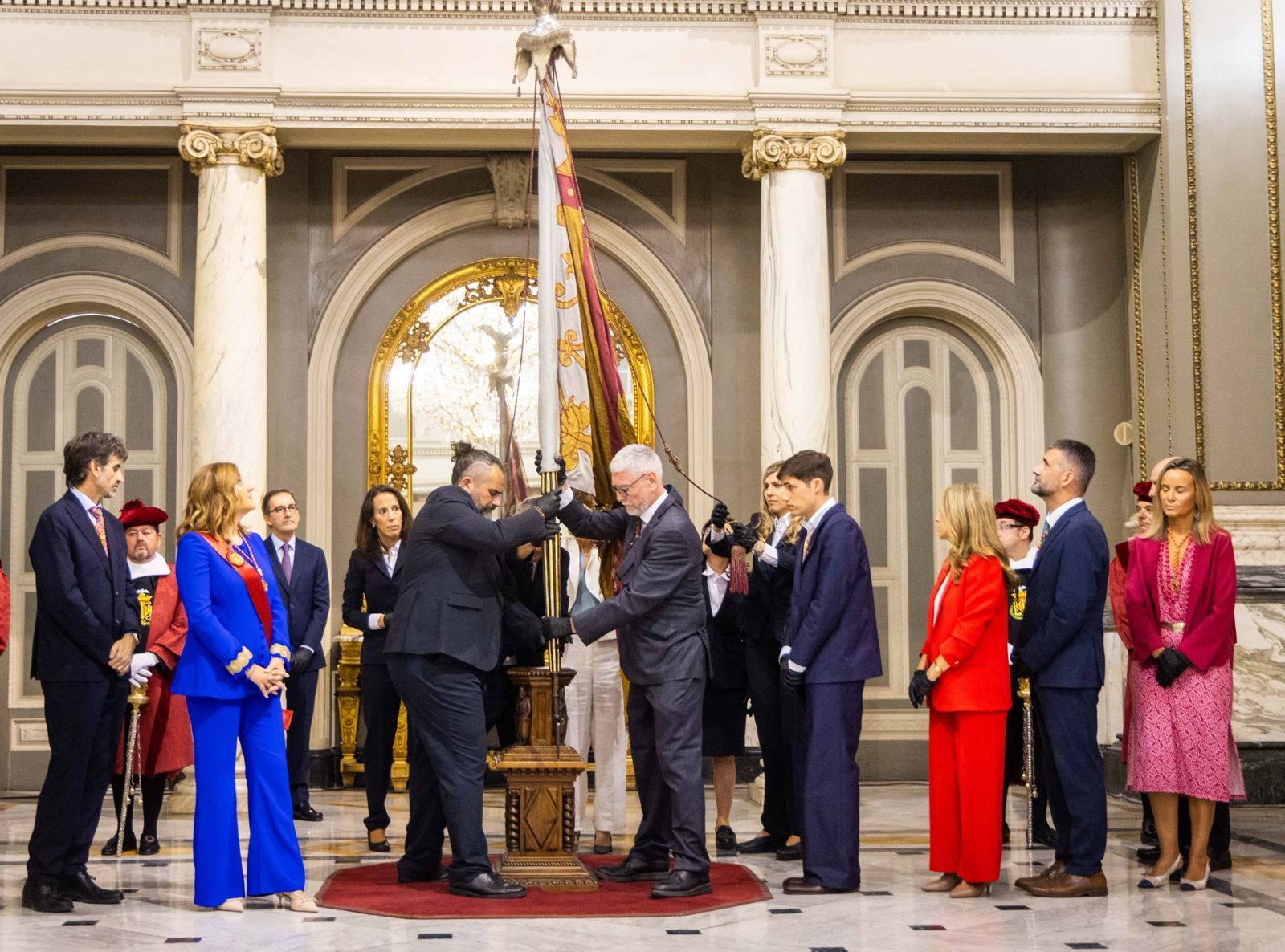 Fotos del pequeño acto en el Salón de Cristal para rendir homenaje a la Reial Senyera
