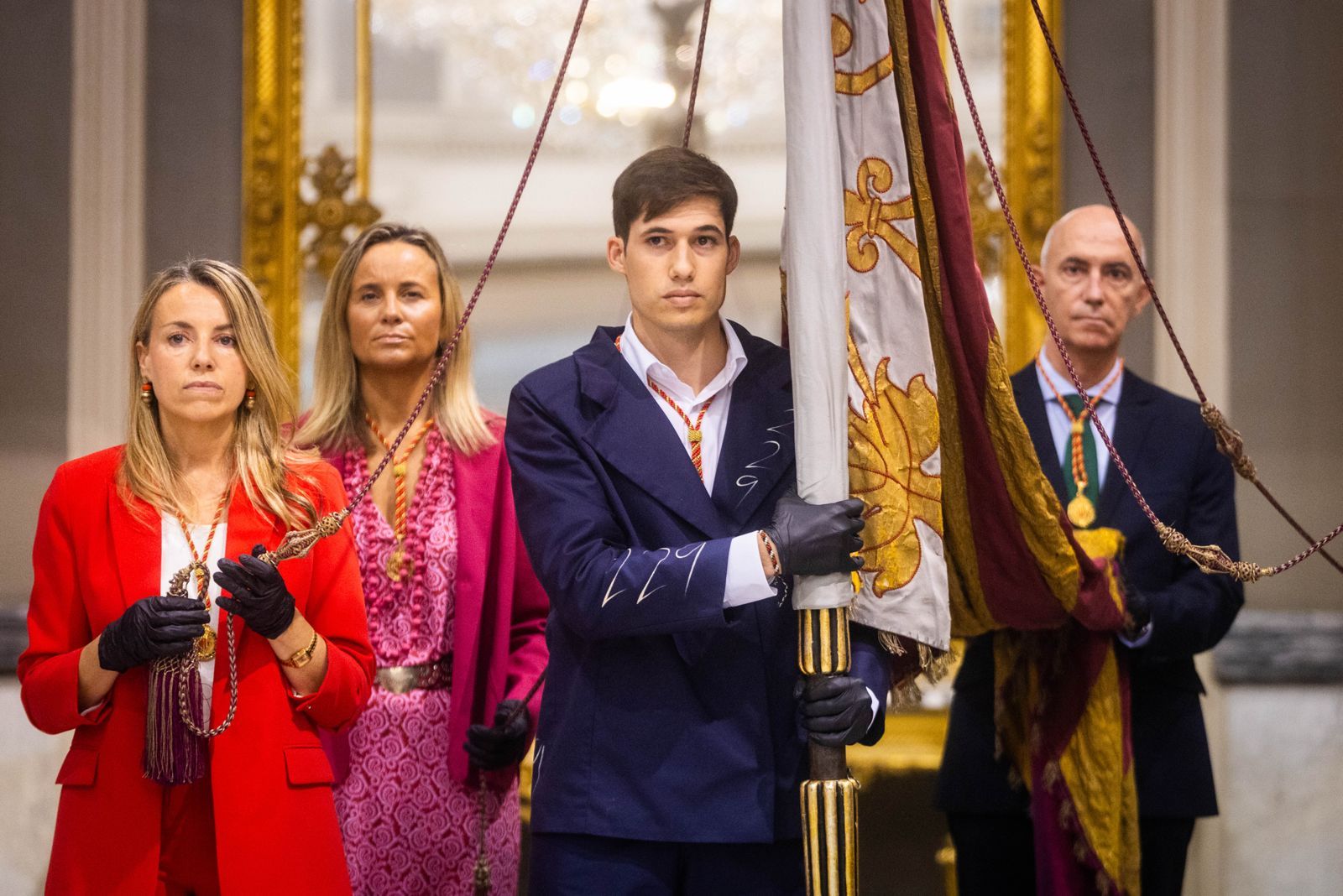 Fotos del pequeño acto en el Salón de Cristal para rendir homenaje a la Reial Senyera