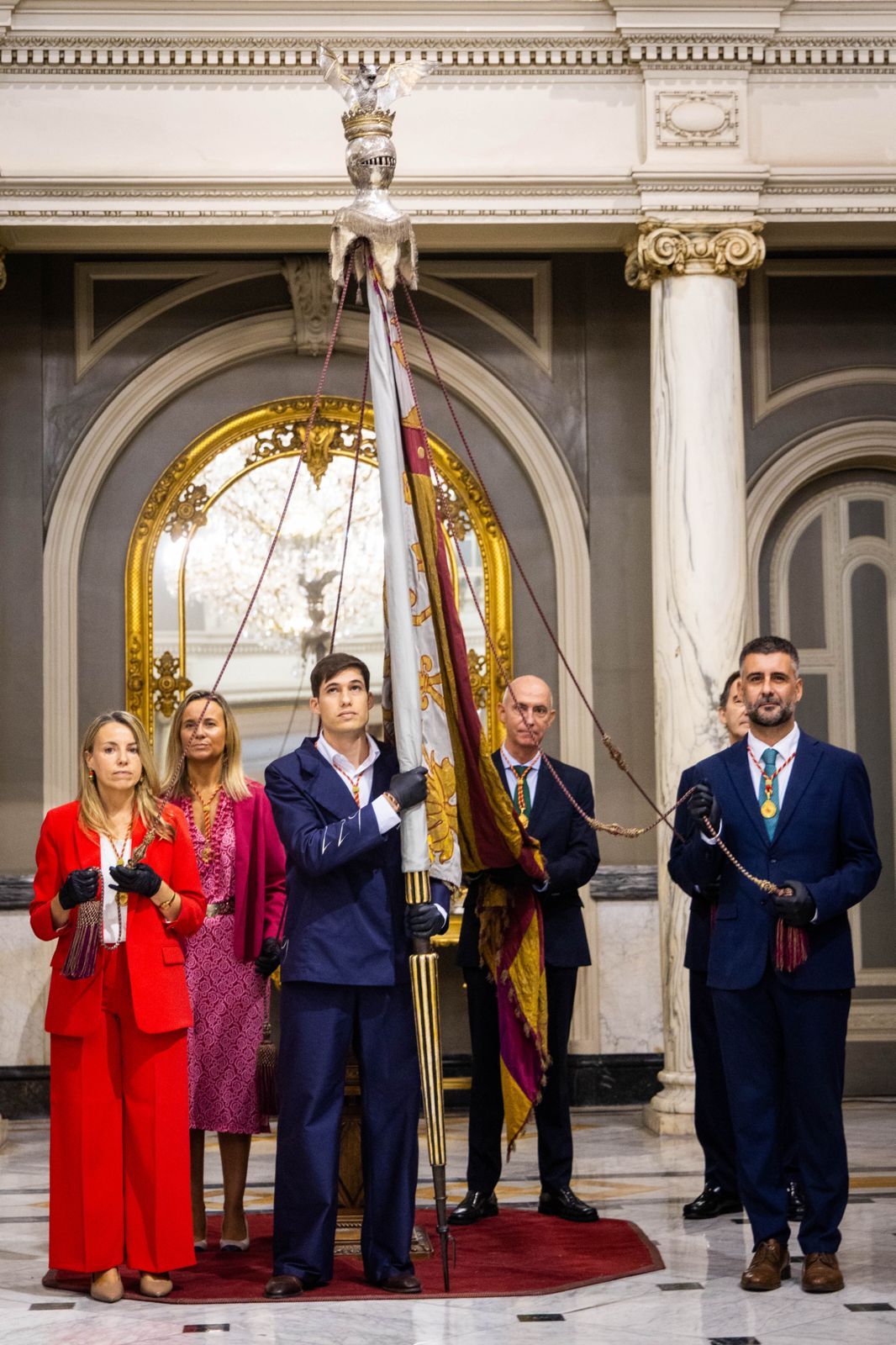 Fotos del pequeño acto en el Salón de Cristal para rendir homenaje a la Reial Senyera