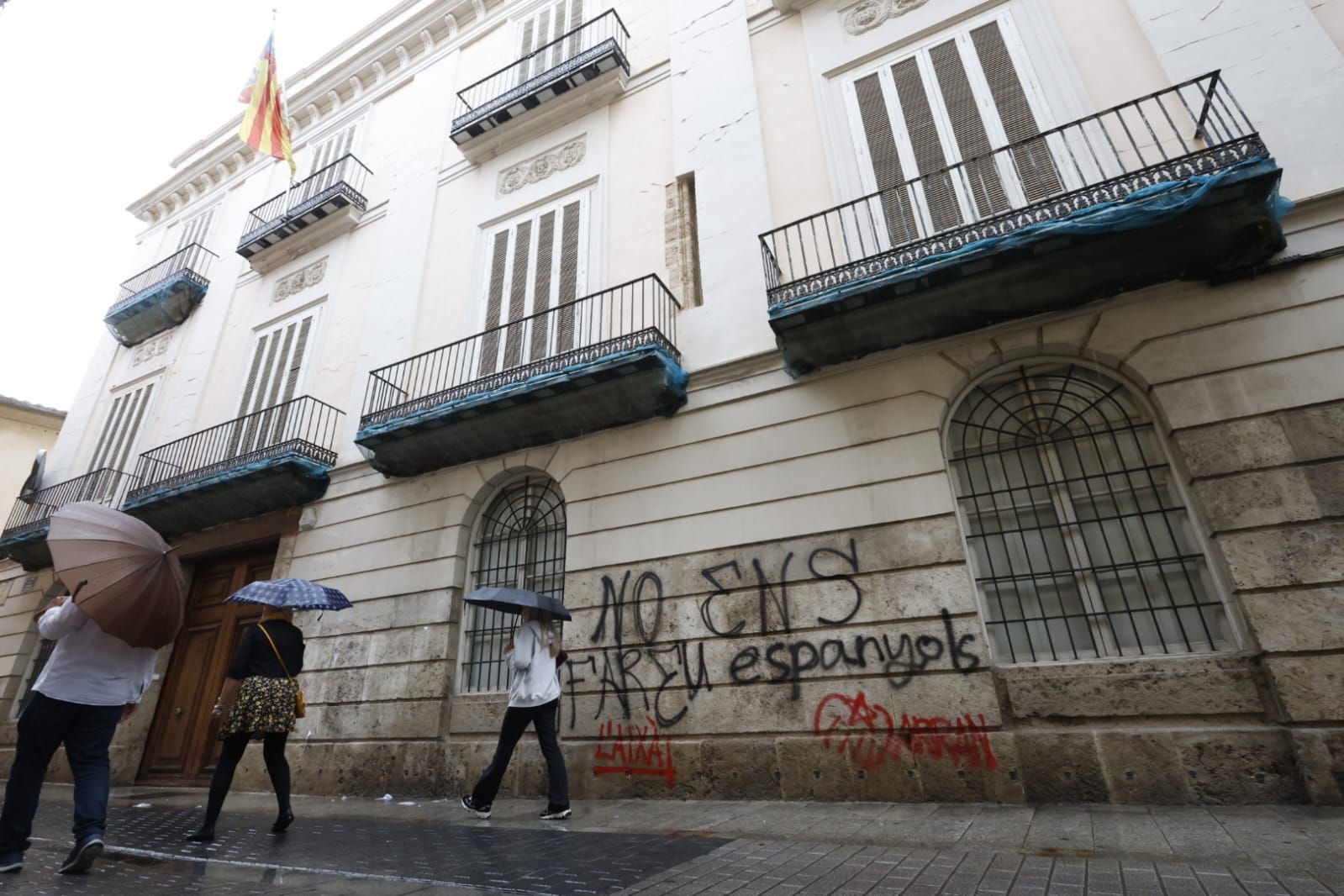 FOTOS | La sede de Lo Rat Penat amanece vandalizada