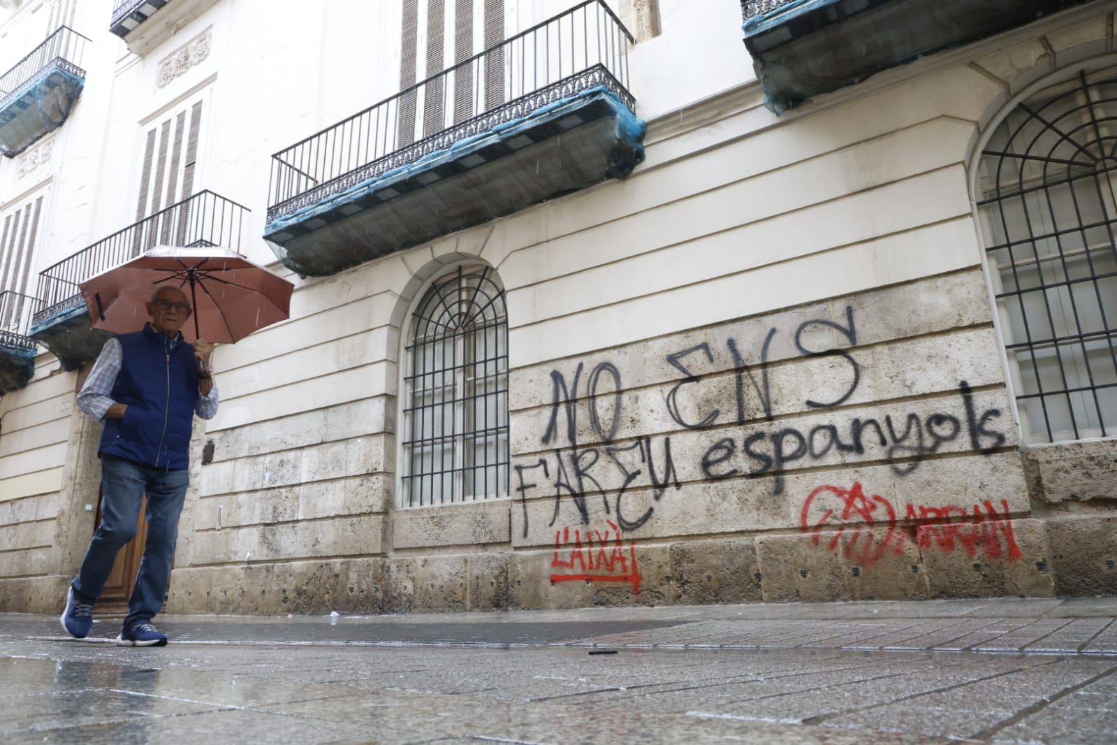 FOTOS | La sede de Lo Rat Penat amanece vandalizada