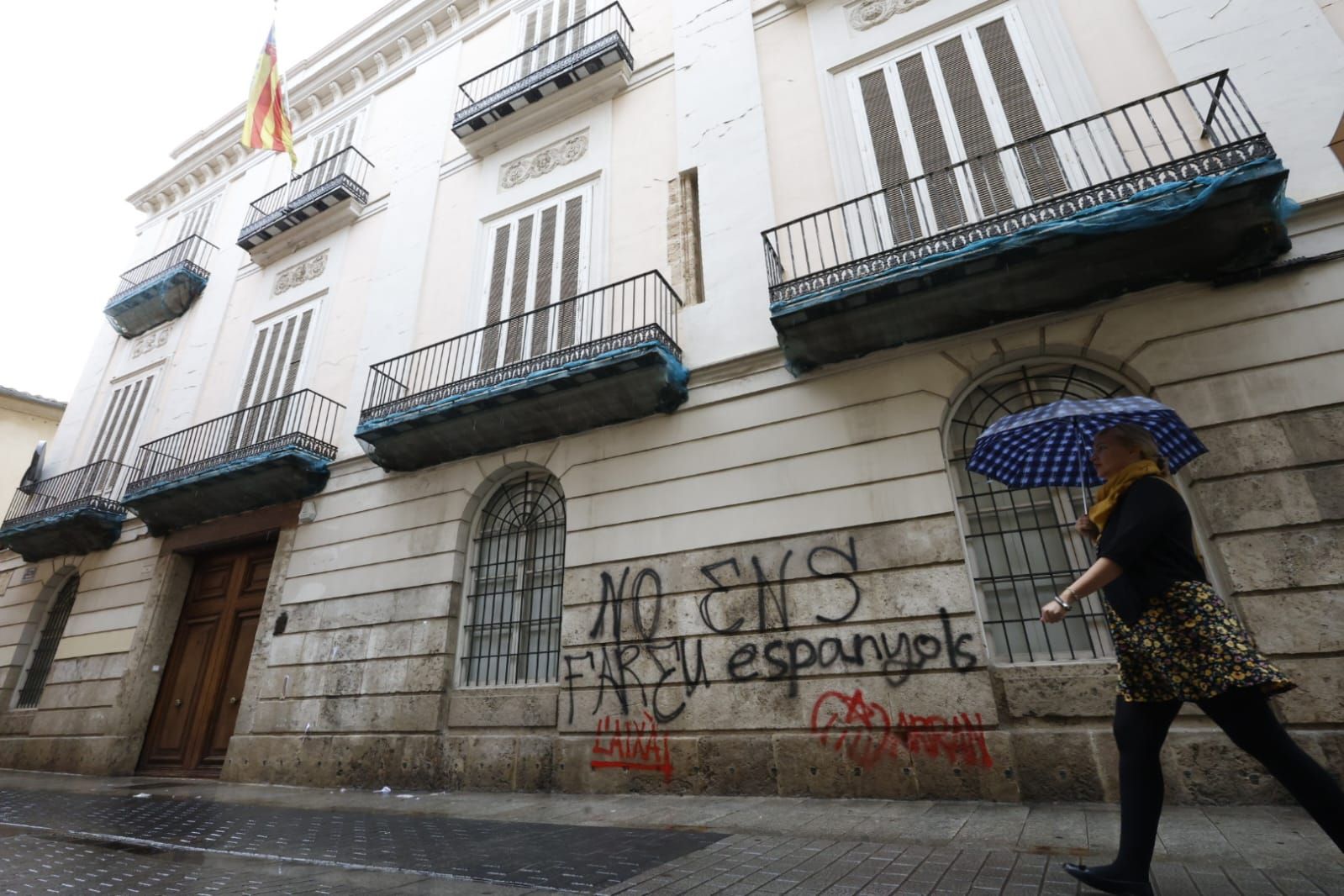 FOTOS | La sede de Lo Rat Penat amanece vandalizada