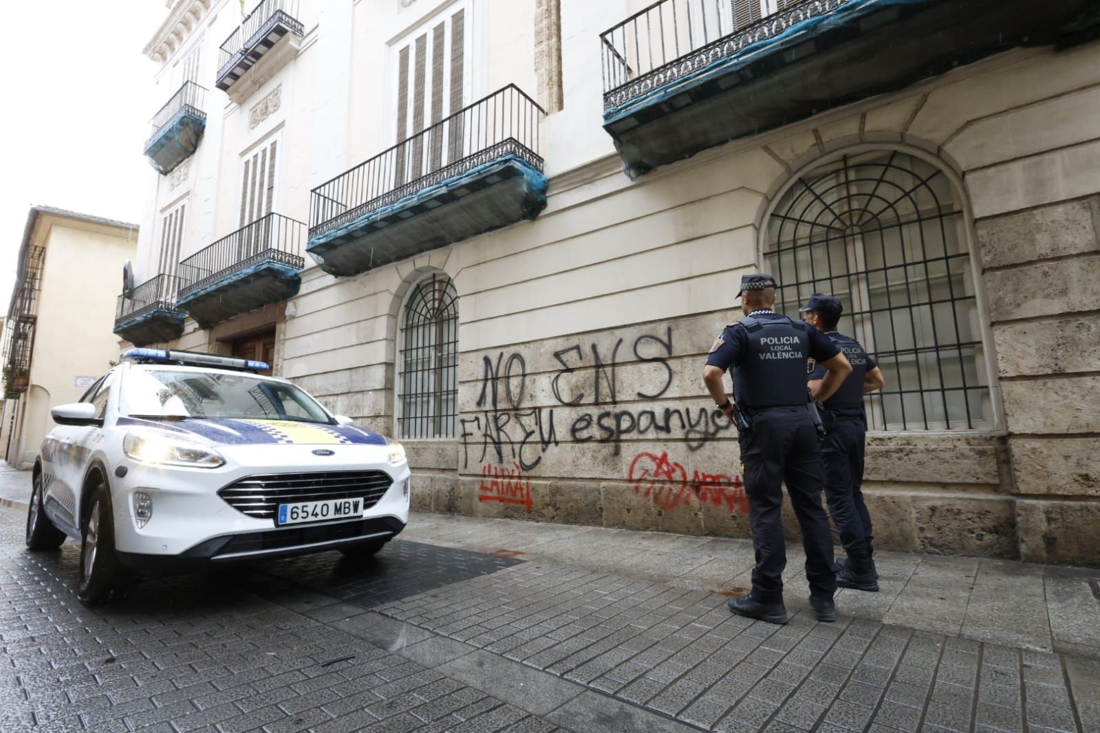 FOTOS | La sede de Lo Rat Penat amanece vandalizada