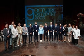 Los premiados con los representantes de los grupos municipales de la Corporación municipal.