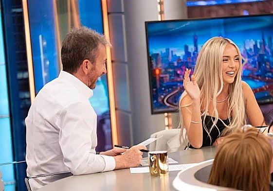 Pablo Motos junto a Ana Mena, durante el programa.