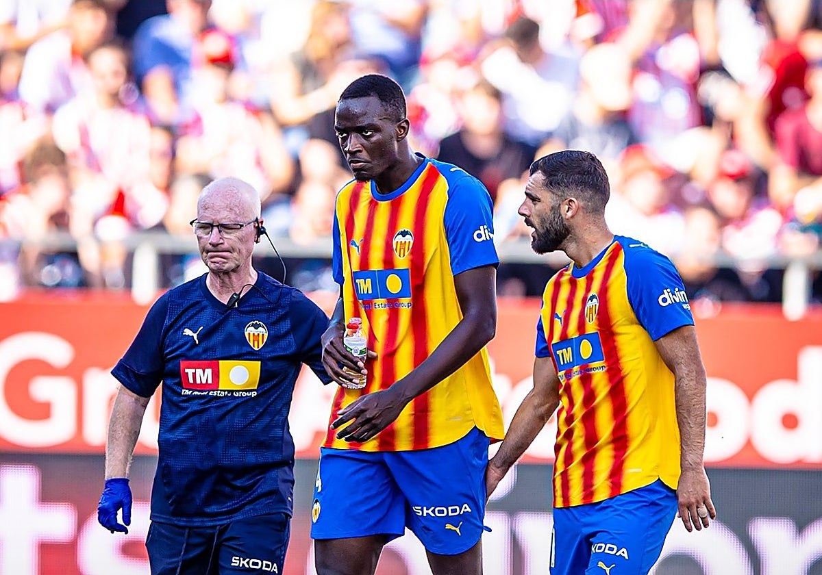 Diakhaby se retira lesionado.