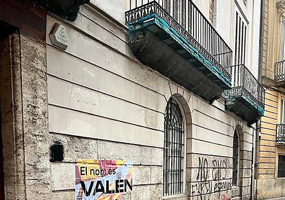 La fachada de Lo Rat Penat, vandalizada: «No ens fareu espanyols»