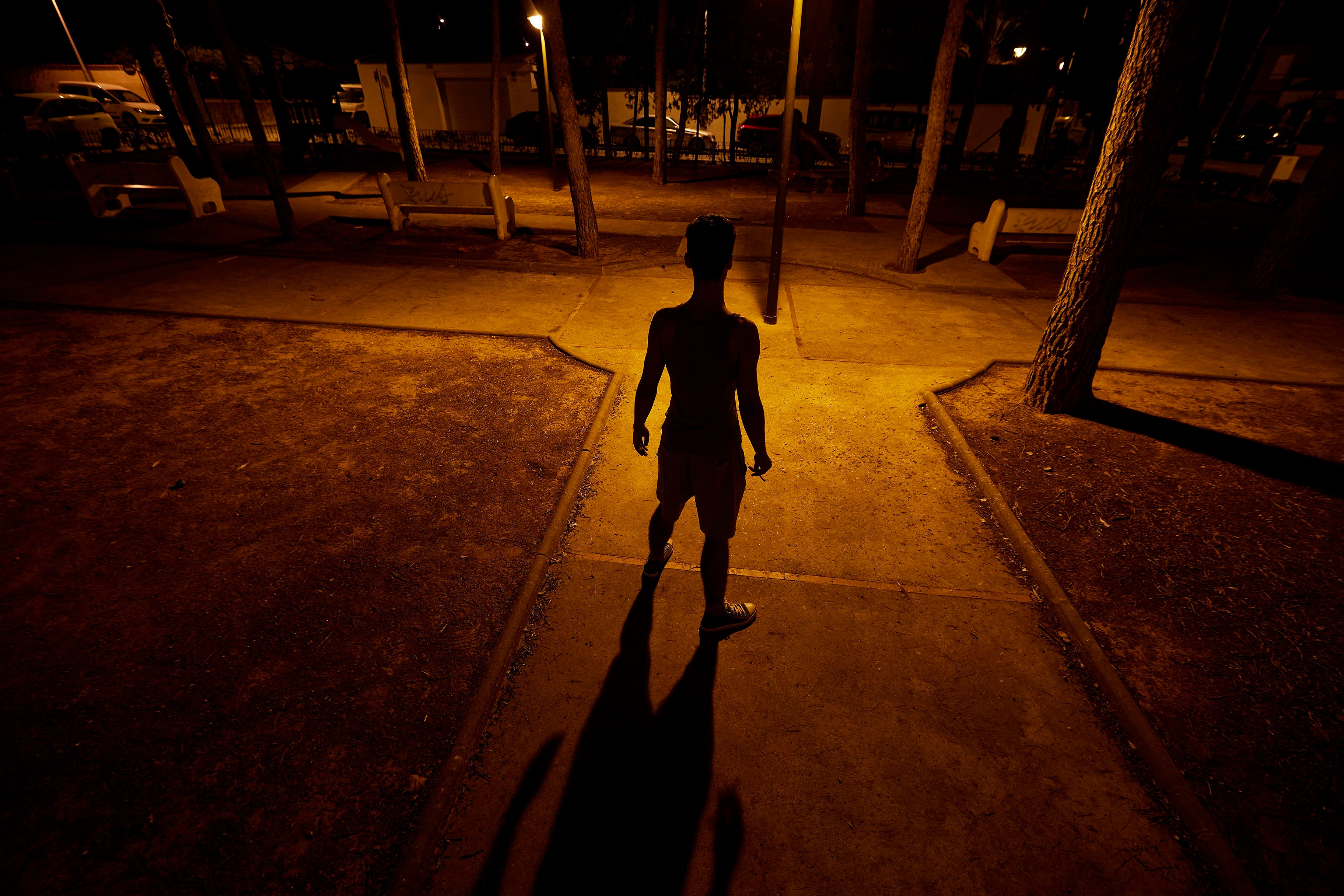 Un pandillero, en un parque de un pueblo de Valencia.