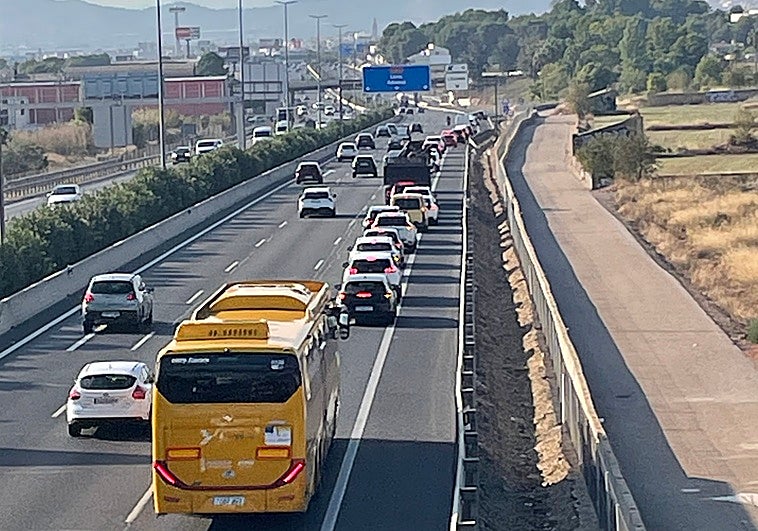 Vehículos parados en plena autovía para acceder a L'Eliana.