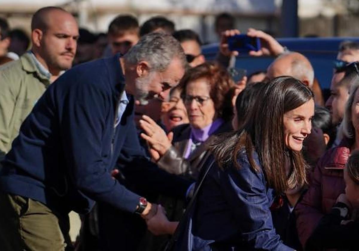 Los reyes Felipe VI y Letizia durante su visita a uno de los pueblos afectados por la dana.