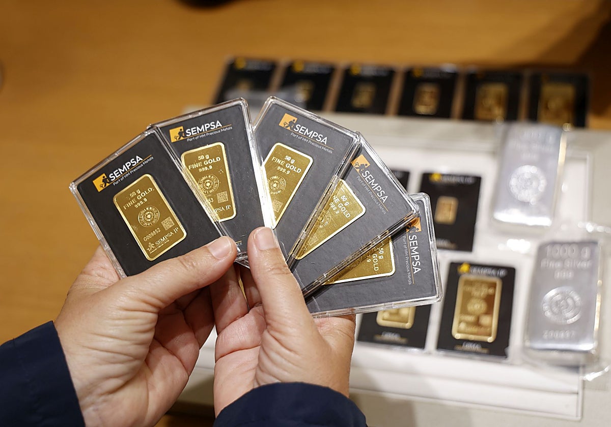 Lingotes de oro y plata puros en la joyeria de Argimiro Aguilar.