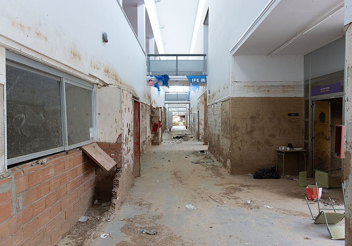 Zona común de la planta baja del IES Alameda que da idea de la altura a la que llegó el agua.