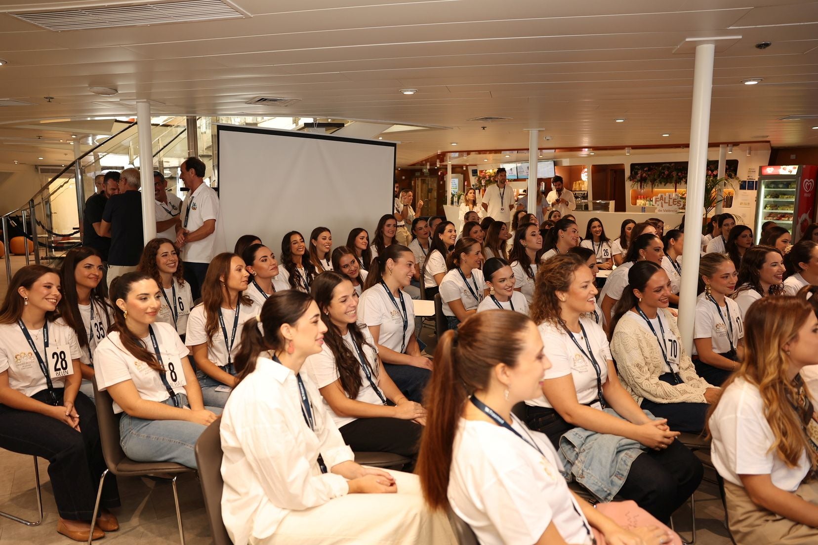 Las candidatas, en un encuentro con las falleras mayores de 2025 y sus cortes de honor.