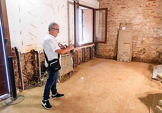 El director del Mupa, Francesc Martínez, muestra el estado de la planta baja del museo.