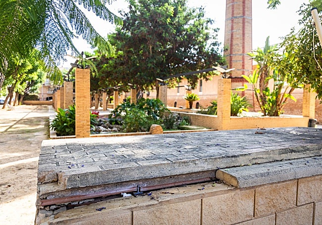 Aspecto de un murete del jardín del museo de La Rajoleria de Paiporta.