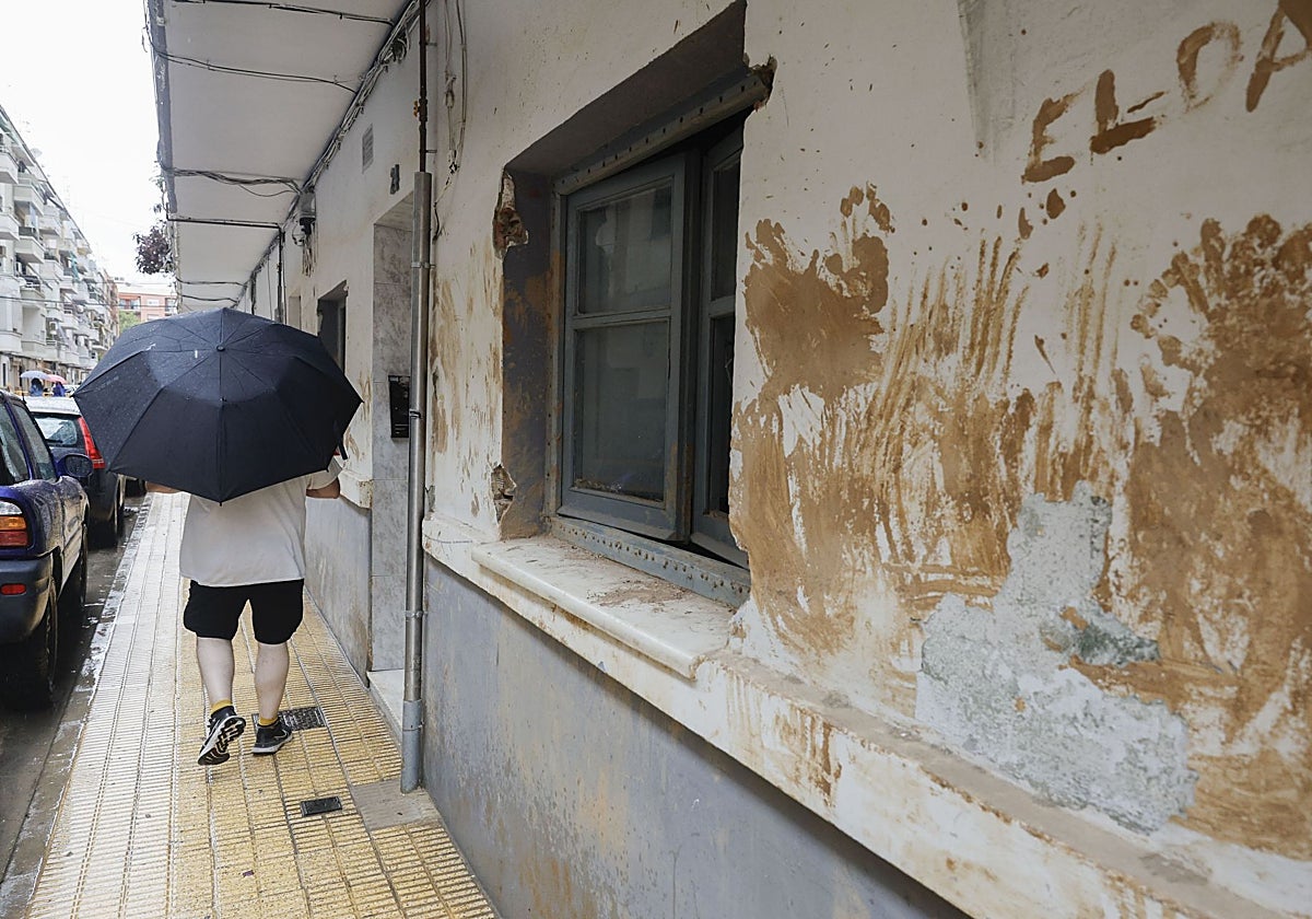 Una persona se cubre con su paraguas de la lluvia por la dana Alice, en la Comunitat Valenciana.