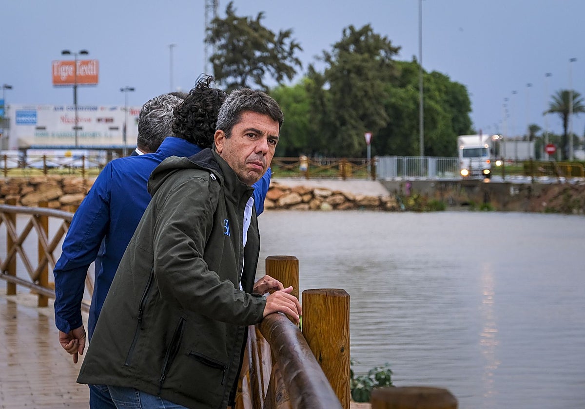 El presidente de la Generalitat, Carlos Mazón, visita Pilar de la Horadada tras las inundaciones.