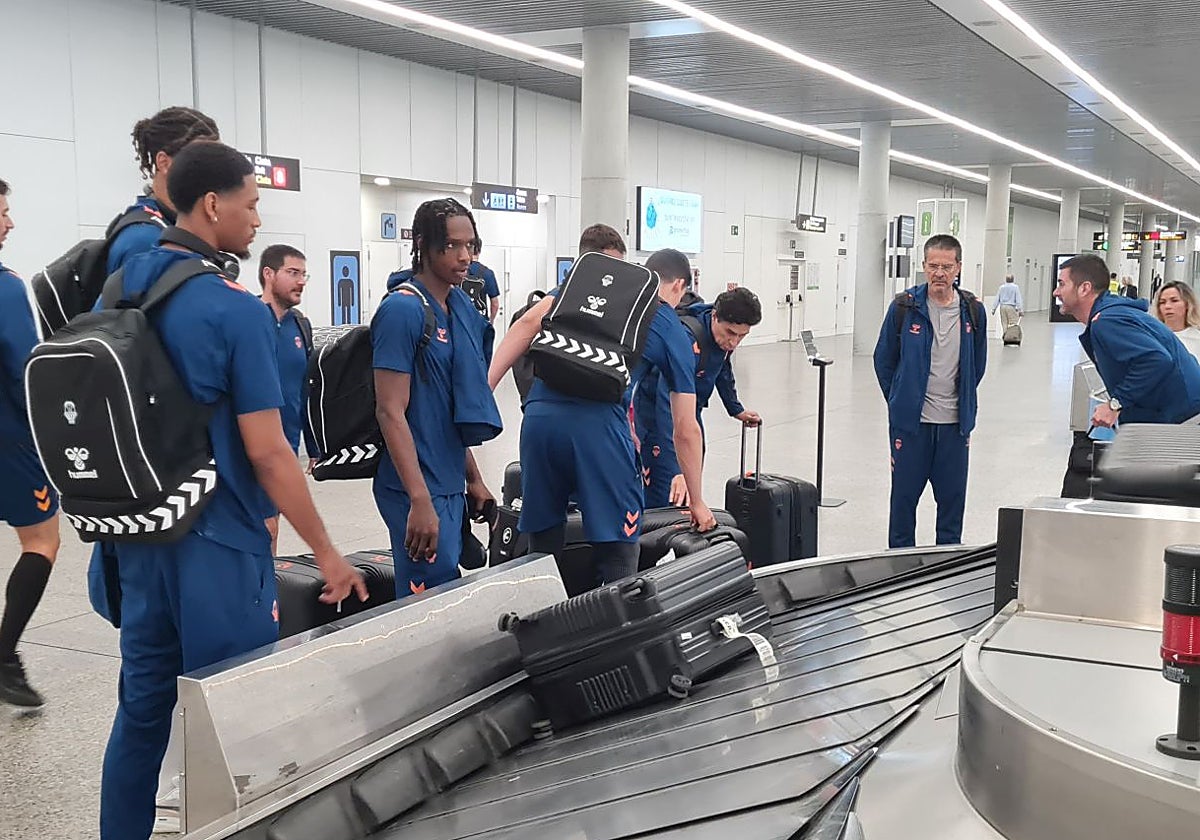 La expedición del Valencia Basket recoge las maletas tras aterrizar este sábado en Santiago.