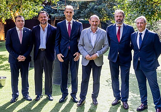 Las autoridades del fútbol español y valenciano, reunidas en Elche.
