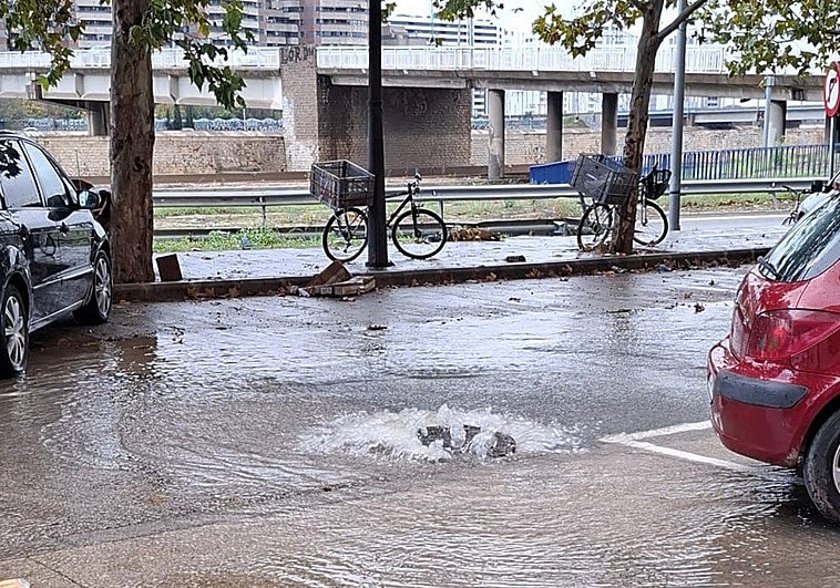 Agua saliendo por las trapas del alcantarillado, em La Torre.