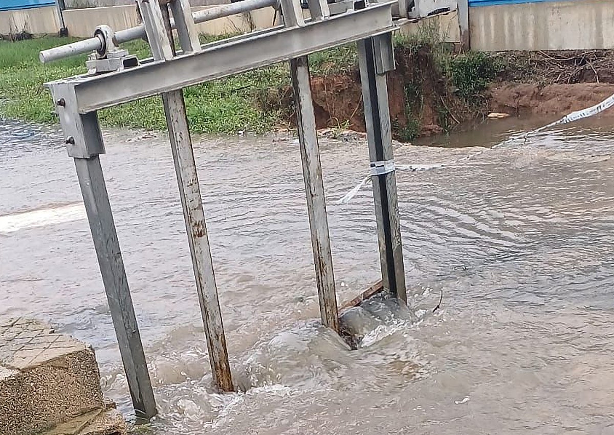 Imagen secundaria 1 - Operarios trabajando en La Torre, apertura de compuertas y calle llena de agua.
