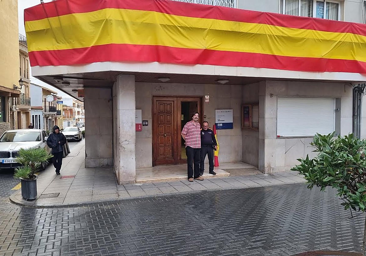 Bandera colocada en el antiguo ayuntamiento de Montserrat y retirada posteriormente.